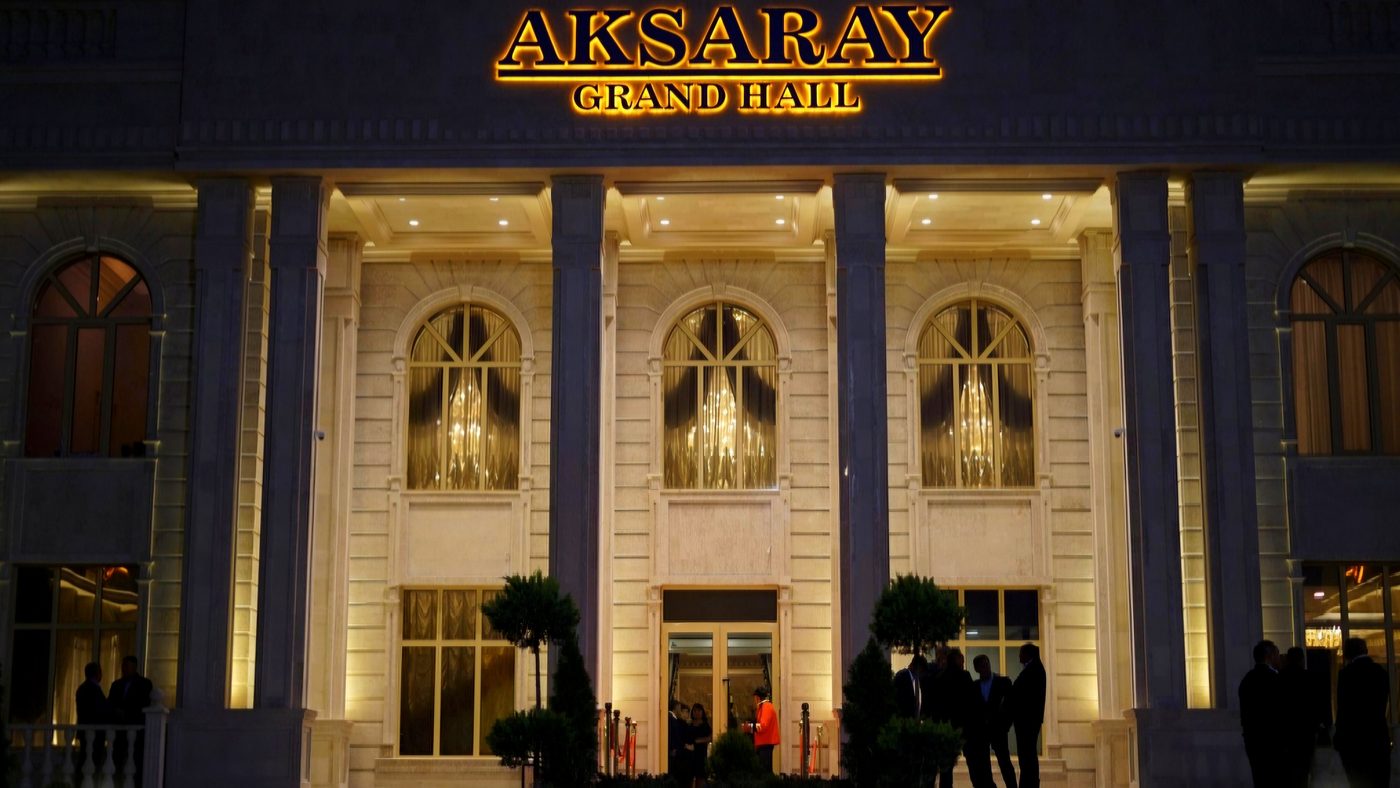 Фасад ресторана «Ак Сарай» (Aksaray Grand Hall) вечером